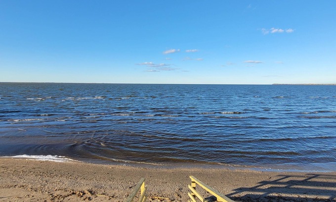 Green Bay Casa | Waterfront Cottage with a sand beach!