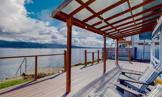 Hoodsport Casa | Waterfront cottage with furnished deck, full kitchen and amazing views