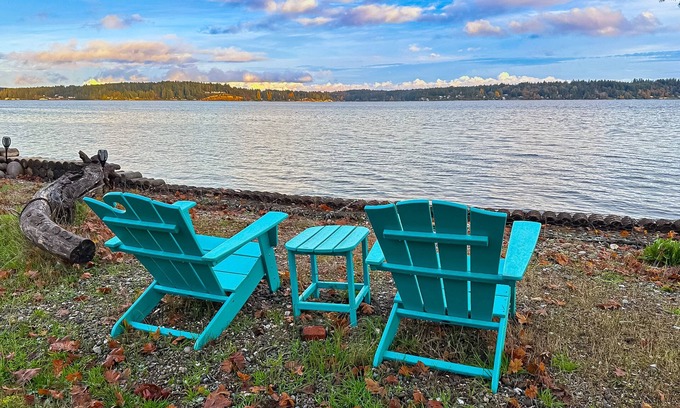 Allyn-Grapeview Apartamento | Waterfront couples getaway with patio, gas fireplace, full kitchen and Wifi