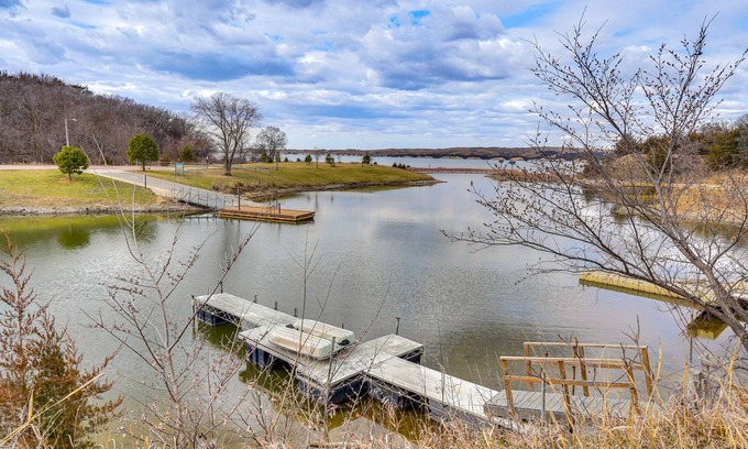 Crofton Cabina | Waterfront Crofton Cabin - Boat Dock & Fire Pit!
