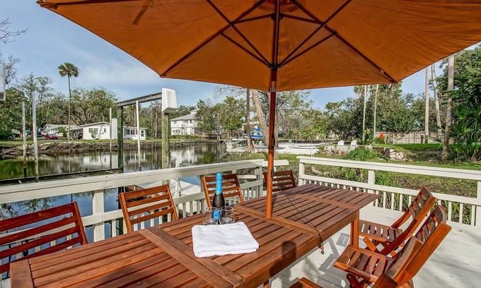 Crystal River Casa | Waterfront Home en Crystal River con respiraderos de primavera "Lands End Vacation Home"