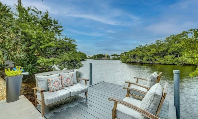 Middle River Terrace Apartamento | Waterfront Deck ~ Pool ~ Kayak