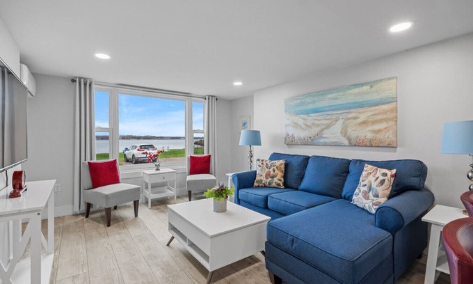 Queens Square Condominio | Waterfront Deluxe 1 Bedroom Condo Downtown Ch'town