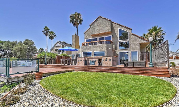 Discovery Bay Casa | Waterfront Discovery Bay Home Outdoor Bar and Dock