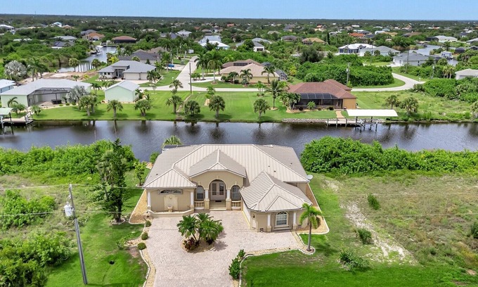 South Gulf Cove Casa | Waterfront, dock, fishing, golfing, close to beach home