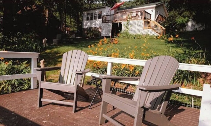 Mount Marion Cabaña | Waterfront, Dog Friendly Cottage, Kayaks/Canoe in the heart of the Catskills