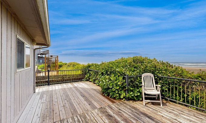 Edgewater Shores Casa | Frente al mar, una escapada amigable para perros con una chimenea e increíbles vistas al océano.