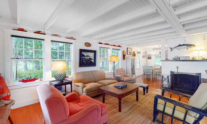 Cushing Casa | Waterfront dog-friendly cottage with amazing views, deck, grill, & washer/dryer
