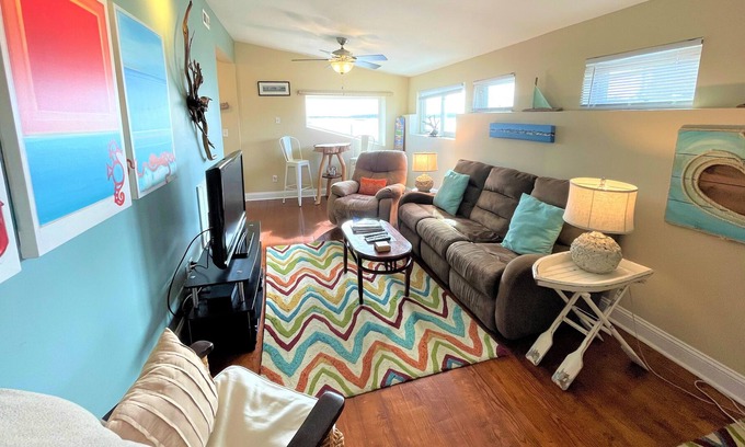 Swansboro Condominio | Waterfront, downtown 2 bedroom, 15 minutes from beach!