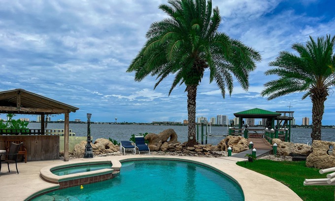 Wobser Acres Casa | Waterfront dream house