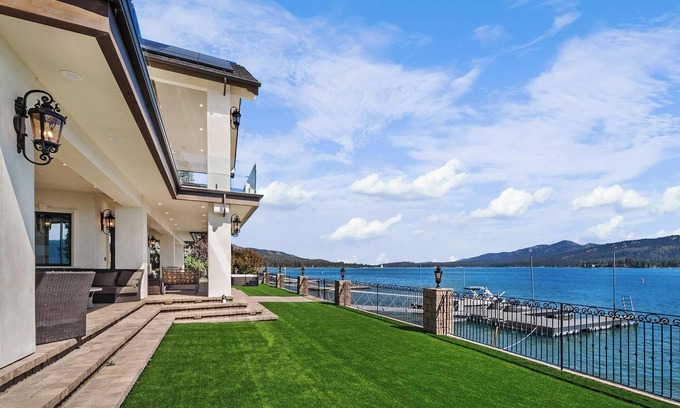 Fawnskin Cabina | Waterfront Dreams: Luxurious Lakefront! Incredible Views! 5 Masters! A/C! Extravagant Outdoor Living! Hot Tub! Pool Table and more!