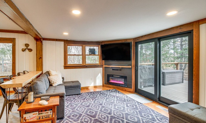 Duluth Cabina | Waterfront Duluth Cabin w/ Deck & River View!