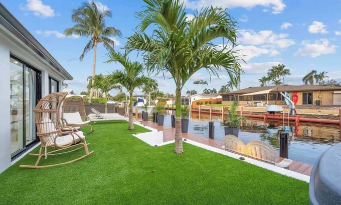 Melaleuca Gardens Casa | Waterfront Duplex Tropical Oasis