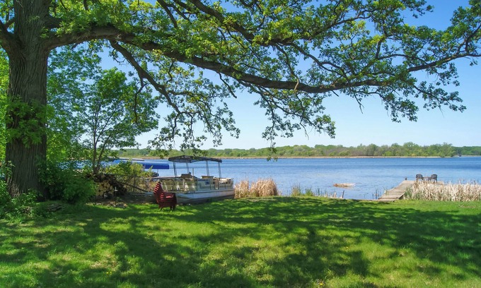 Maple Grove Casa | Waterfront Eagle Lake Home w/ Yard & Deck