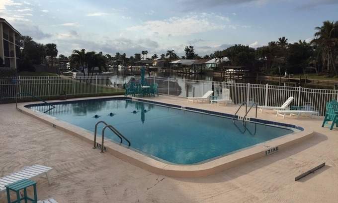 Cocoa Isles Condominio | Frente al mar !! ¡Disfruta de hermosas puestas de sol y pesca en los muelles!