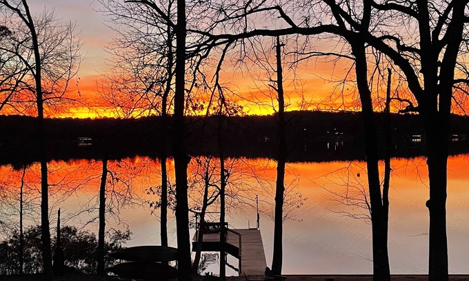 Hawkins Casa | Waterfront - Enjoy The Sunset Lodge Lake House with kayaks, dock, swimming