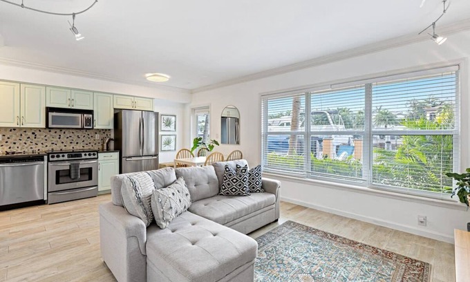 Hendricks and Venice Isles Apartamento | Waterfront Escape – Minutes to Las Olas & Beach