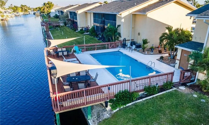 Eight Lakes Condominio | Waterfront Escape in Cape Coral