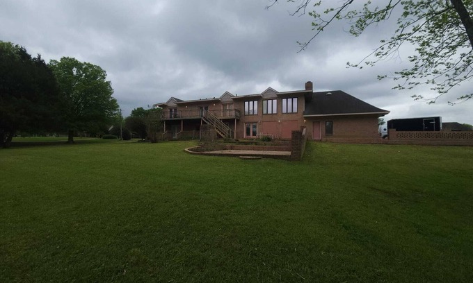 Olive Branch Casa | Waterfront Estate –Spacious 10-Sleeping Area Retreat on Private Lake