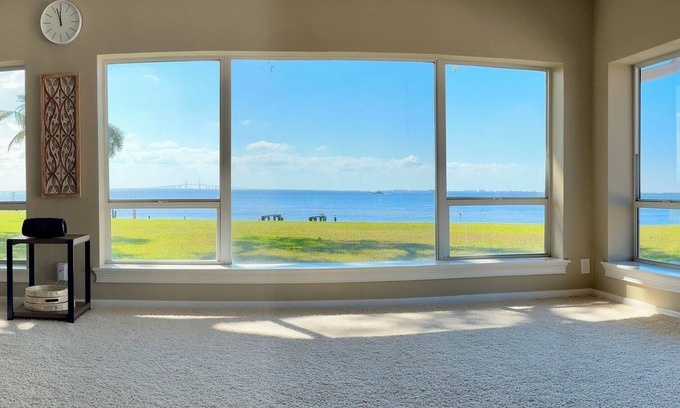 Pinellas Point Casa | Waterfront Estate House con amplia vista de Sunshine Skyway