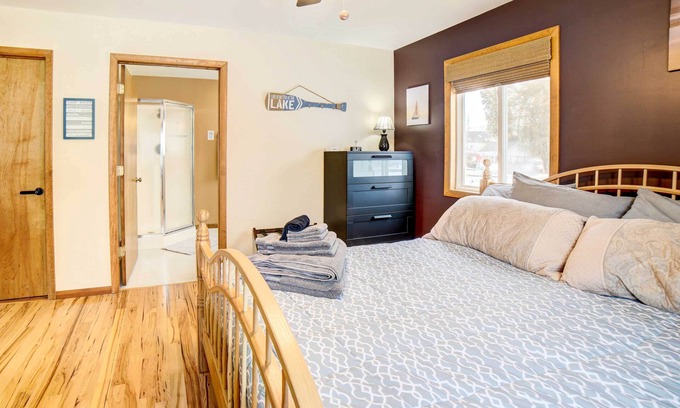 Paris Cabaña | Waterfront Evart House on Chippewa Lake Channel