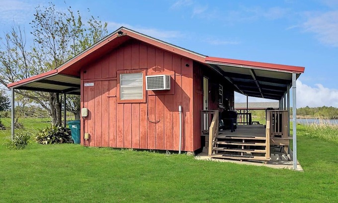 Lake Charles Casa | Waterfront | Fast WiFi | 35 Miles to Cameron LNG | Perfect for Plant Workers|Peaceful Bayou Cabin