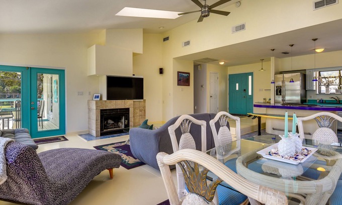 Fort Walton Beach Casa | Waterfront Fort Walton Beach Home w/ Kayaks & Deck