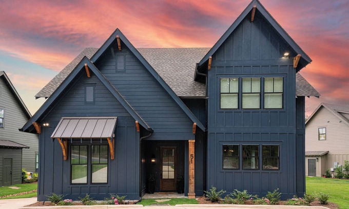 Dadeville Casa | Waterfront, Gameday Ready, Kayak, Dock, EV Charger - 4 Bed/3 Bath