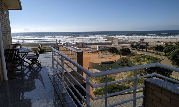 Mozelos Apartamento | Frente al mar, condominio cerrado con piscinas, 2 dormitorios, 2 aseos, hasta 6 personas.