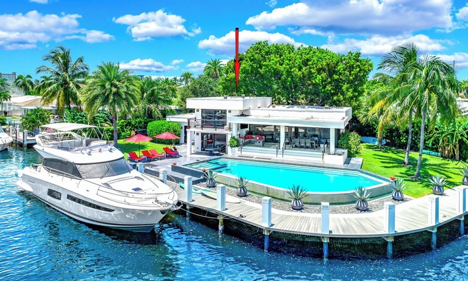 Pompano Isles Casa | Waterfront Gem+Heated Pool+Hot Tub! 1 Mile 2 Beach