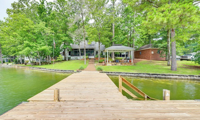 Eclectic Casa | Waterfront Gem on Lake Martin w/Kayaks & Dock!