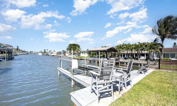 Venetian Way Casa | Waterfront Gem \ Stunning Sunsets & Wildlife Views \ Boat Dock \Mins to Beach