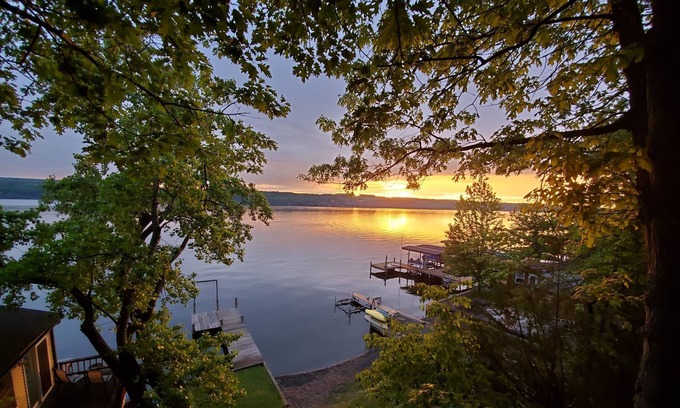 Valois Apartamento | Waterfront Getaway. Amazing views,, Minimum 3 nights. Sleeps 2