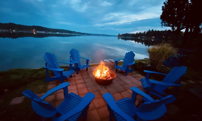 Allyn Casa | WATERFRONT GETAWAY - Hot Tub - Walk to Restaurants, Coffee Shops & More!