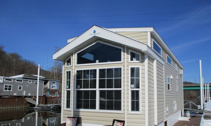 Bridgewater Alquiler De Eote | Waterfront Glamping Escape Cozy Floating Cottages on the Peaceful Beaver River