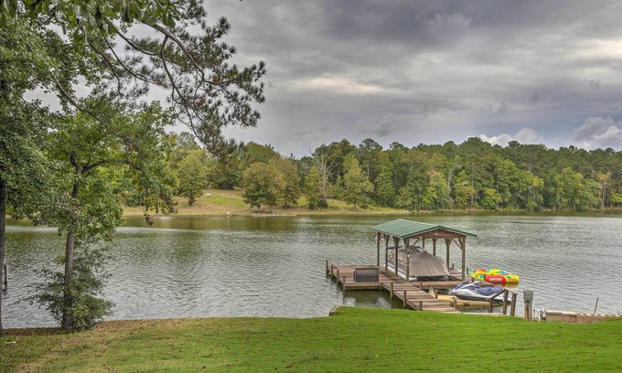 Greenwood Casa | Waterfront Greenwood Getaway w/ Deck & Grill!