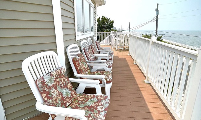 Town Bank Casa | Waterfront Haven for Friends and Family Gatherings