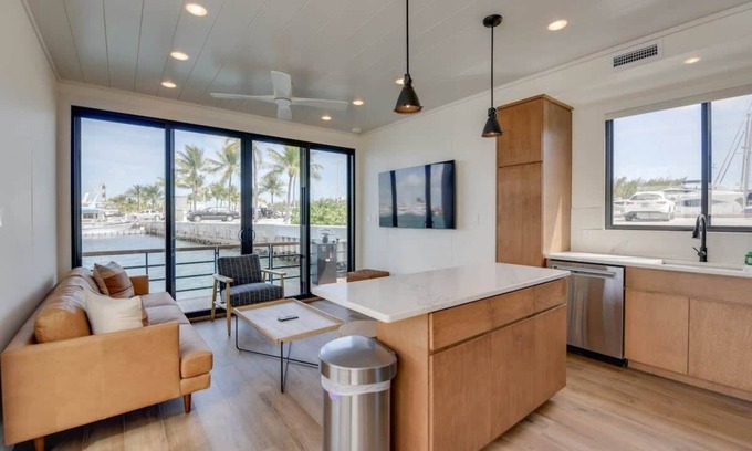 Key West Alquiler De Eote | Waterfront & Heated Pool - Awai's Floating Villa
