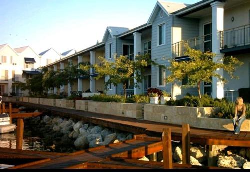 Halls Head Apartamento | Waterfront Hideaway with Pool, Spa & BBQ Area