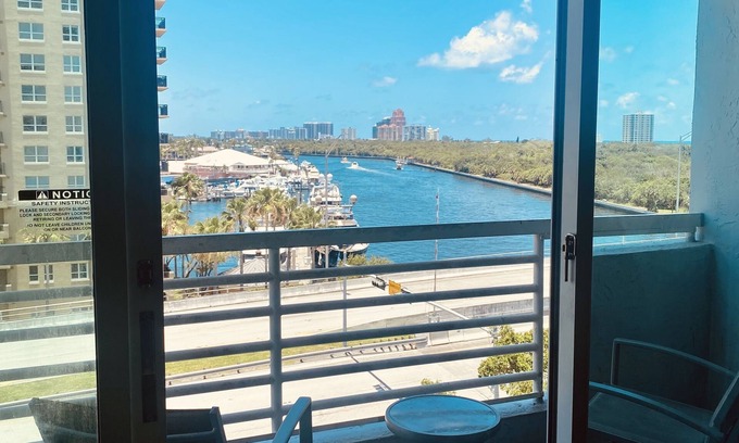 Birch Park Finger Streets Condominio | Waterfront Hilton Condo Hotel Directly on intercoastal Walk toBeach Restaurants
