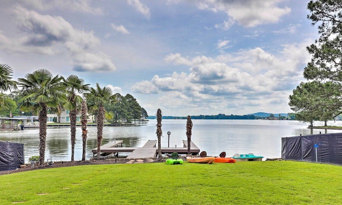 Lake Hamilton Cabaña | Waterfront Home ~ 4 Mi to Oaklawn Racing Casino!