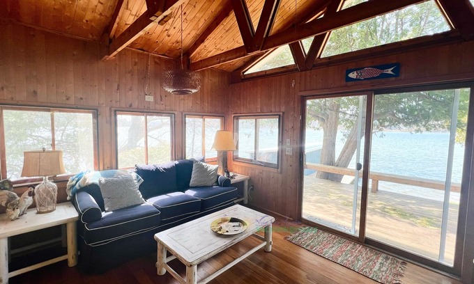 Lake Leelanau Casa | Shoreline Pines-Lake Leelanau-Casa principal y casa de huéspedes-Mascotas bien
