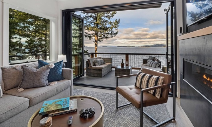 Friday Harbor Casa | Waterfront Home! Hot Tub! (HOS)