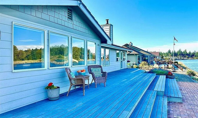 La Conner Casa | Waterfront home in delightful La Conner 30 Day Stay