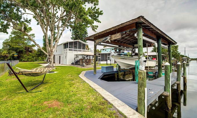 Crystal River Casa | Waterfront Home on deep canal, private dock, close to boat ramp Ft Island Trail