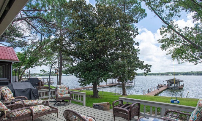 Enchanted Oaks Casa | Waterfront Home on Beautiful Cove. 1378 sq ft