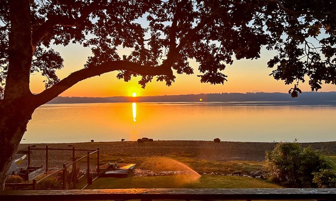 Allyn-Grapeview Casa | Waterfront home on Case Inlet with private beach, Mt. Rainier view & 2 decks
