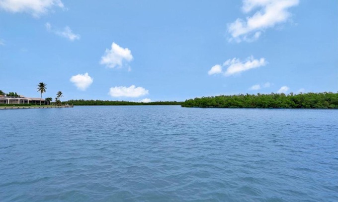 Marco Island Casa | Waterfront home on key lot with pool/view of river