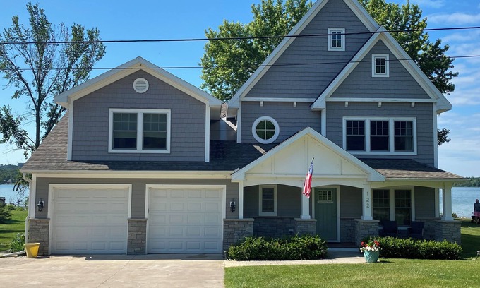 Petoskey Casa | De nueva construcción Frente al hogar en el hermoso lago redondo