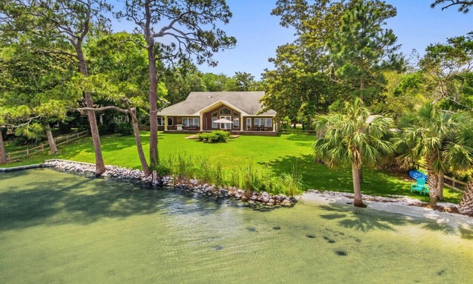 Mary Esther Casa | Waterfront Home on the Bayou, Pet Friendly